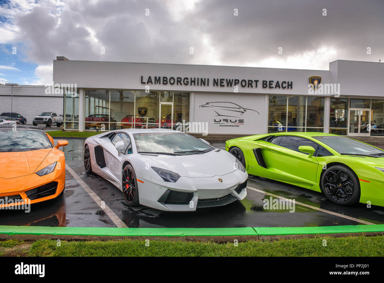Newport Beach, Kalifornien, USA - Januar 9, 2018: Lamborghini Autos in verschiedenen Farben in der Fabrik geparkt Vertragshändler für Orange County Stockfoto