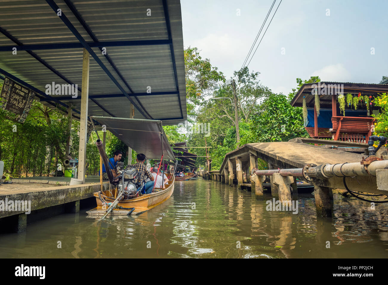 Damnoen Saduak, Thailand - 1. April 2018: die Geschäfte in der berühmten schwimmenden Markt in der Nähe von Bangkok in Thailand, besucht von vielen Touristen mit dem Boot. Stockfoto