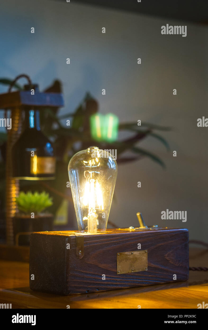 Leuchte handgefertigt in Vintage Style, Holz, Kupfer, LED-Lampe Stockfoto