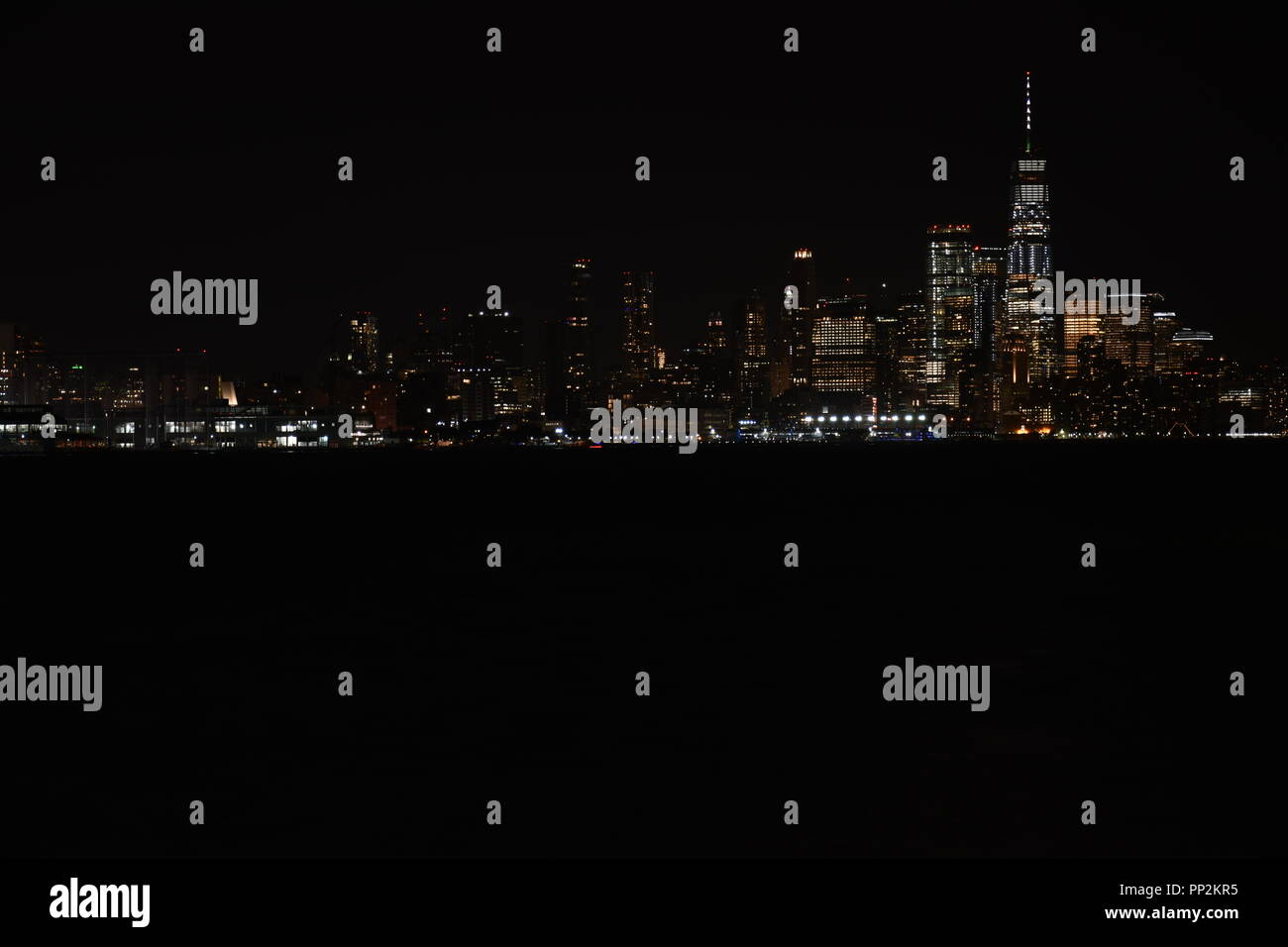 Die New York City Manhattan Skyline von West New York, New Jersey, Vereinigte Staaten von Amerika gesehen Stockfoto