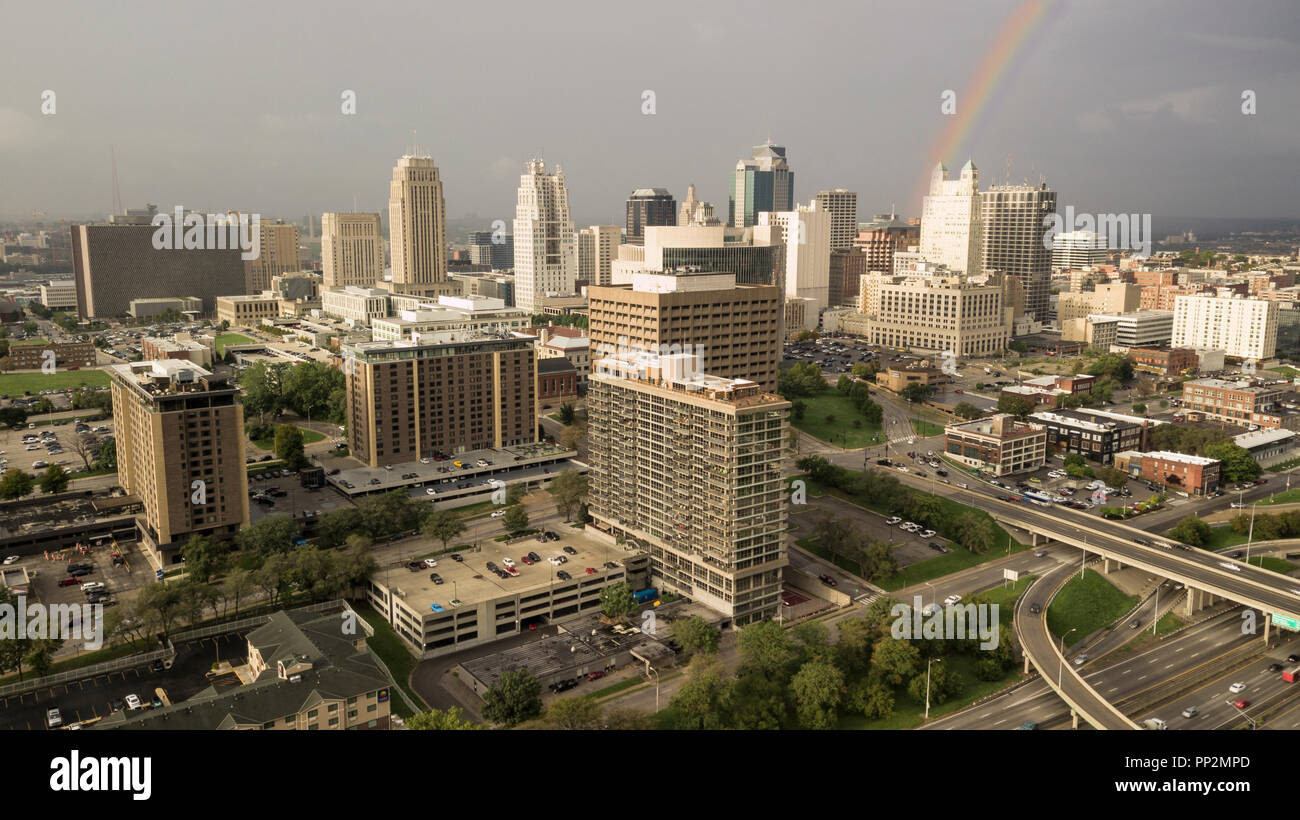 Ein Sturm knapp bestanden Overhead wie die Sonne guckt, die Beleuchtung der Stadt produziert ein Regenbogen. Stockfoto