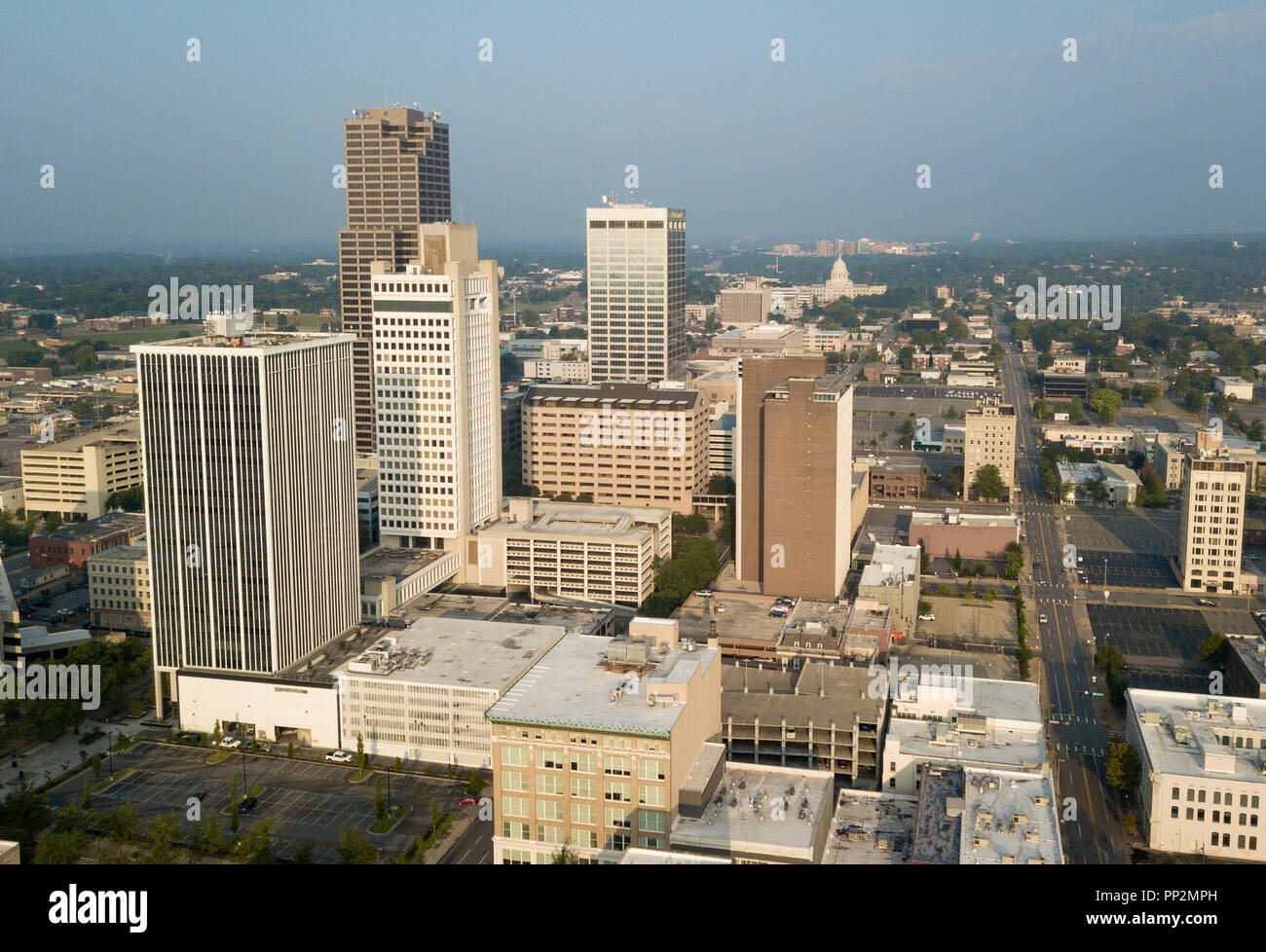 Eine quadratische Antenne Zusammensetzung von Downtown Little Rock Gebäude mit dem State Capitol Building Hintergrund Stockfoto