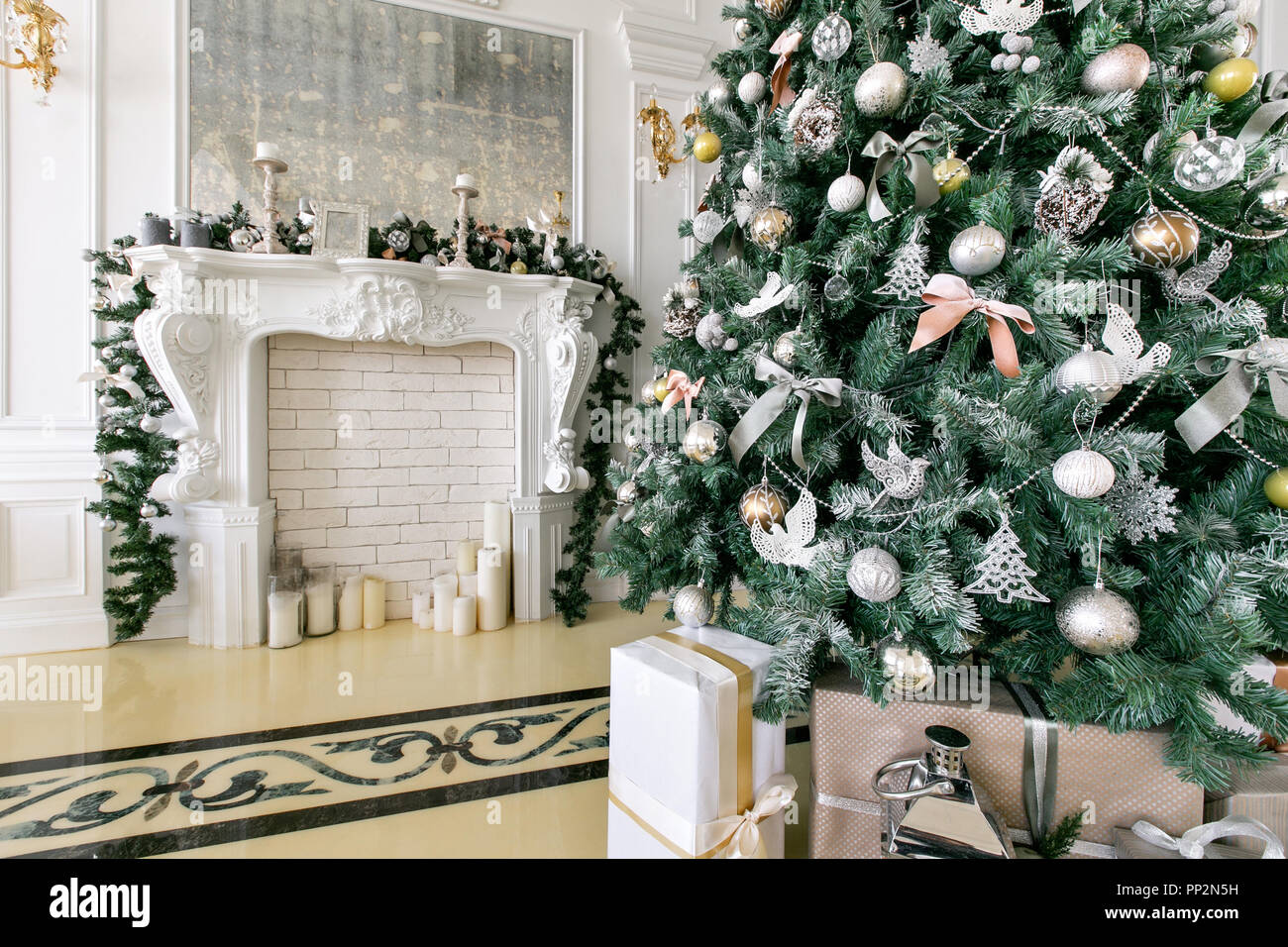 Weiss Kamin Mit Kerzen Und Tannenzweigen Geschmuckt Geschmuckten Weihnachtsbaum Classic Apartments Morgens Im Hotel Stockfotografie Alamy