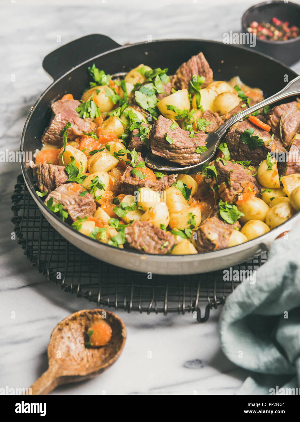 Geschmortes Rindfleisch mit Kartoffeln und Karotten, selektiven Fokus Stockfoto