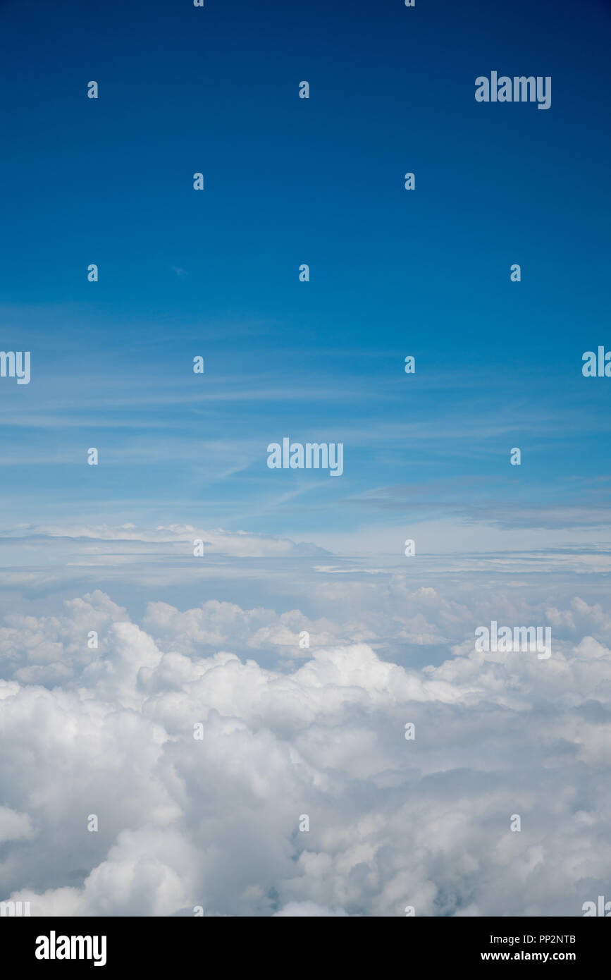 Luftaufnahme cloud Scatter auf blauen Himmel Schicht, können als Hintergrund. Stockfoto