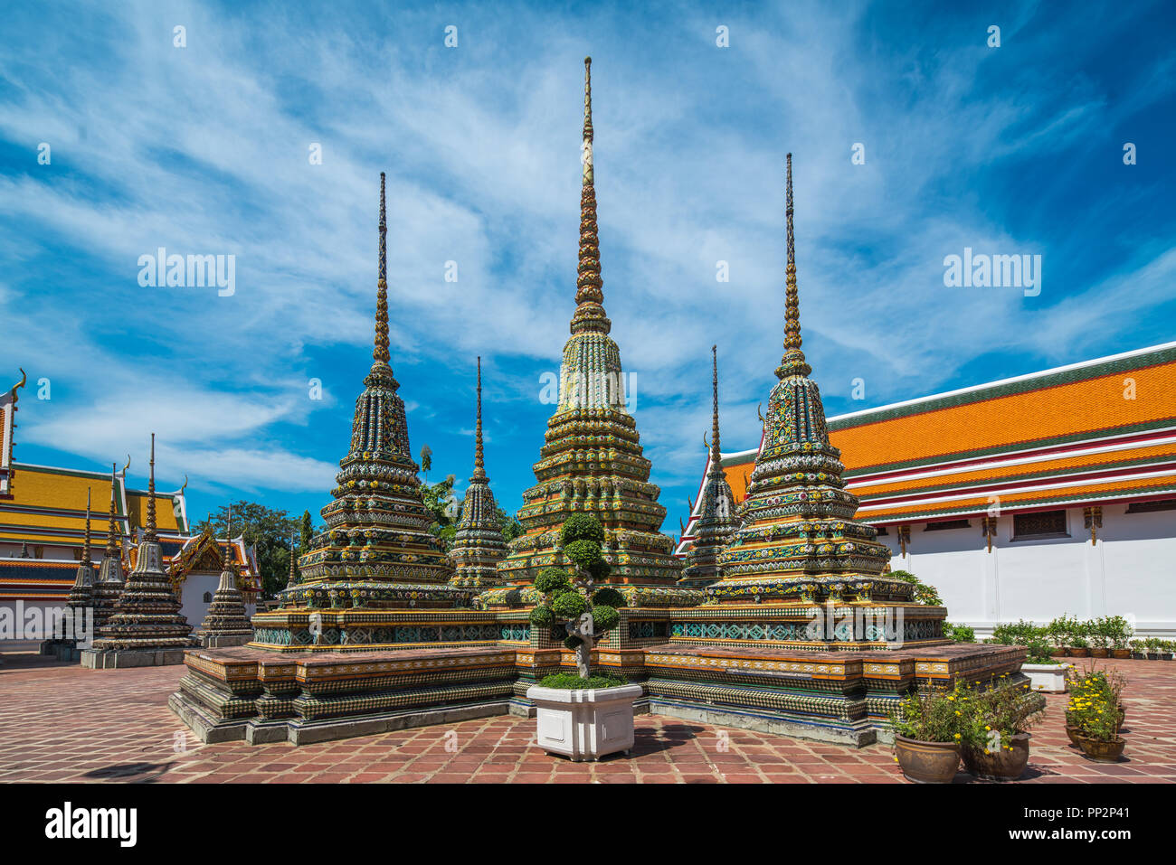 Thailändische Architektur in Pho Tempel oder Wat Pho in Bangkok, Thailand. Stockfoto