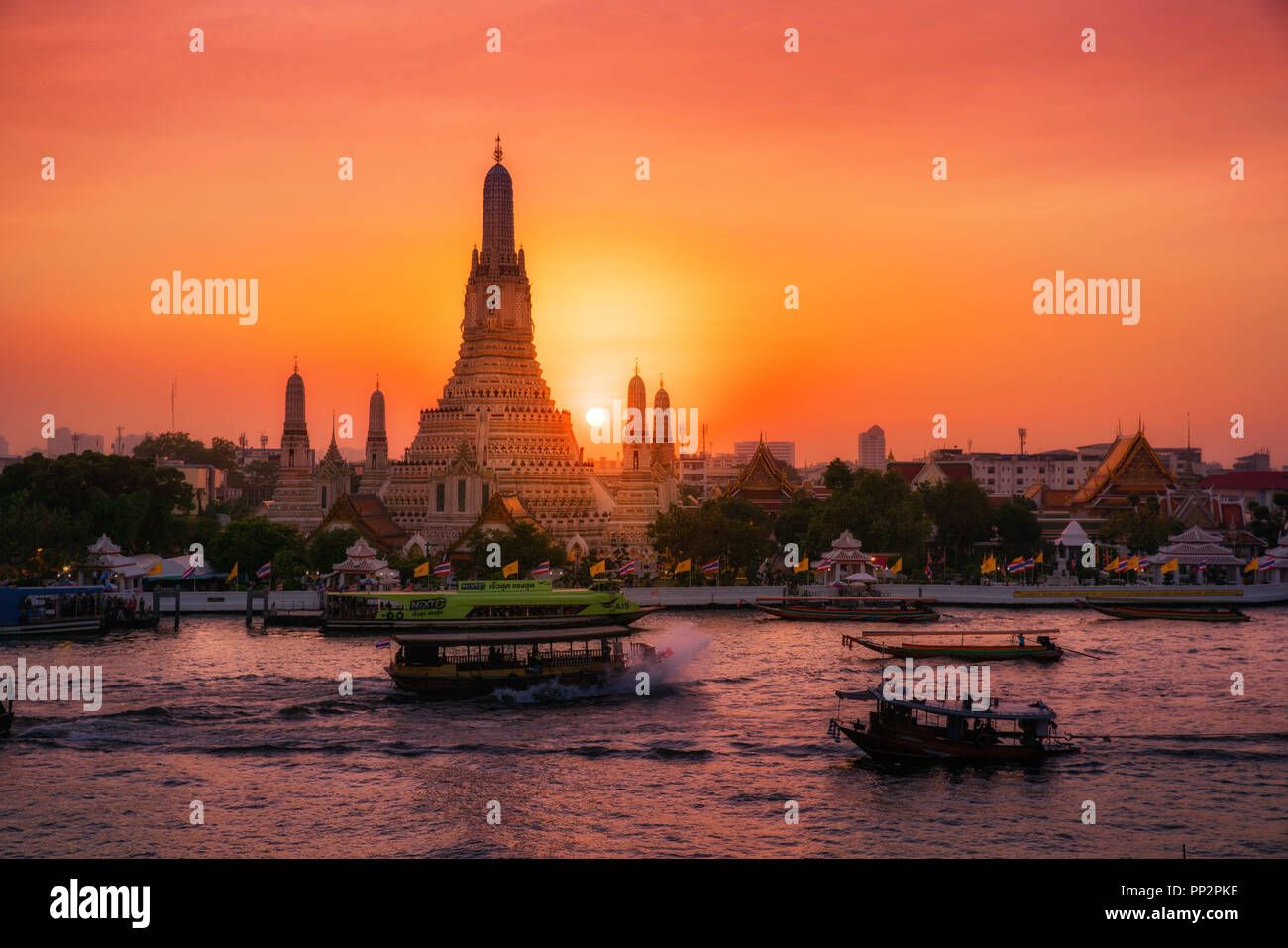 Sonnenuntergang bei Arun Tempel oder Wat Arun, finden sich entlang des Chao Phraya Fluss mit einem bunten Himmel in Bangkok, Thailand Stockfoto