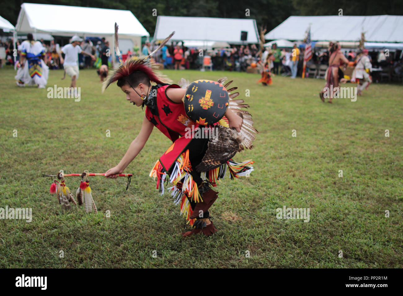 Native American Darsteller in traditionellen Kostümen tanzen am jährlichen Indianerstamm Herbstfest und Pow Wow, Virginia, USA gekleidet Stockfoto