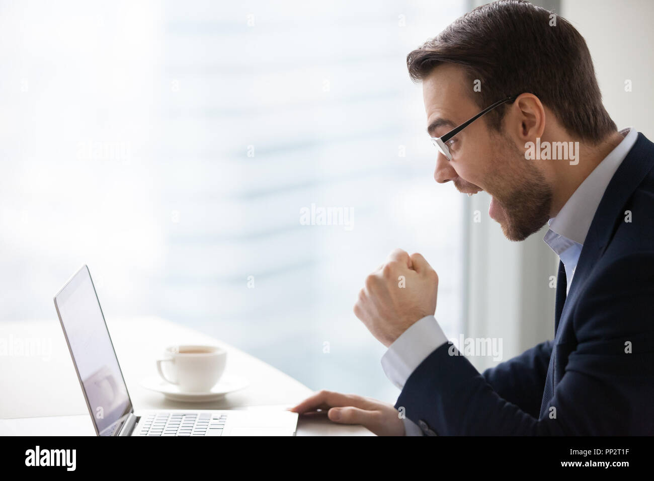 Aufgeregt Geschäftsmann von Unternehmen Erfolg online erstaunt Stockfoto