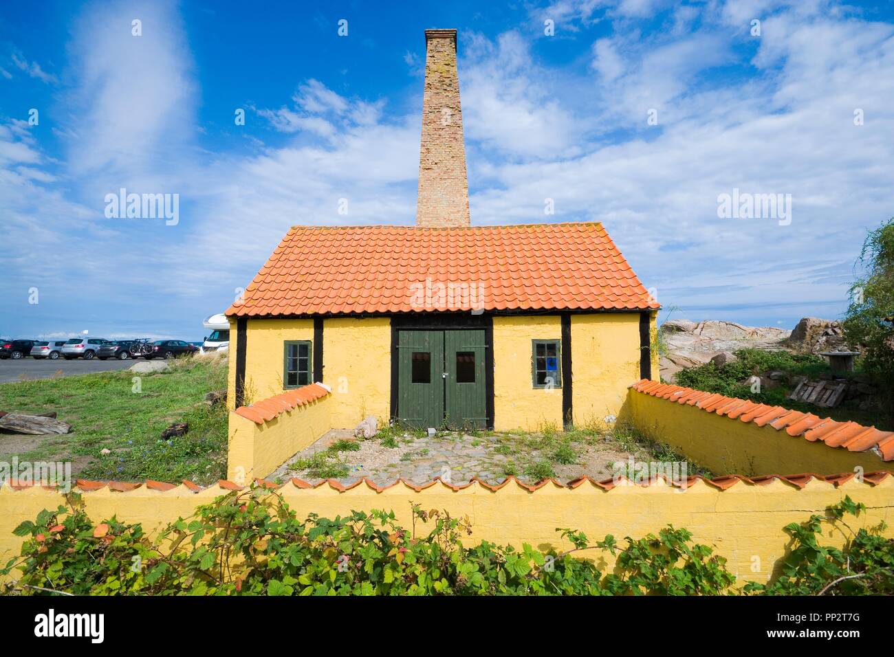 Verlassenen traditionellen Räucherei mit charakteristischen Schornsteine auf der Ostseeküste in Allinge, Bornholm, Dänemark Stockfoto