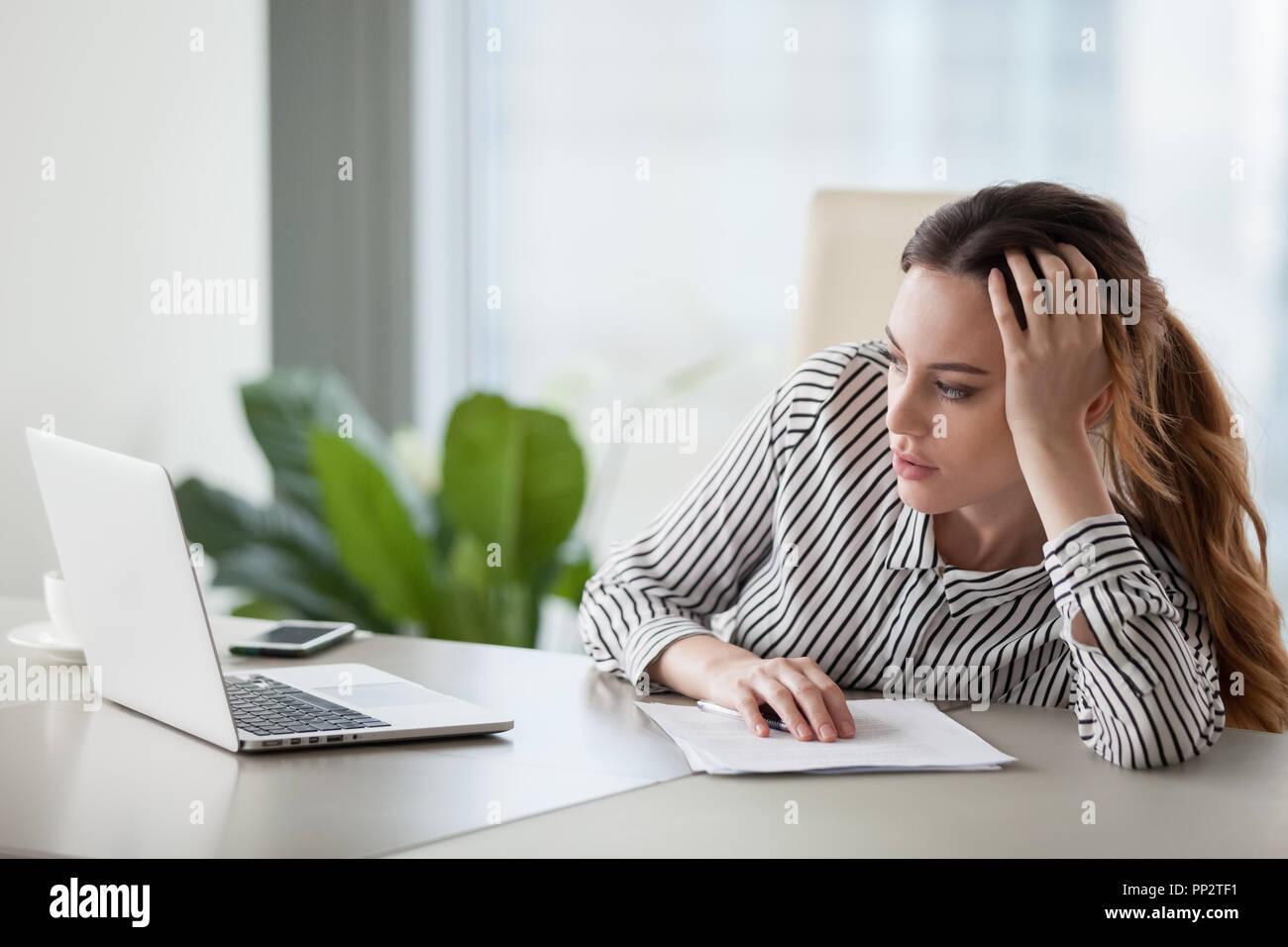 Langeweile Frau Arbeiter fühlen sich unmotiviert bei der Arbeit Stockfoto