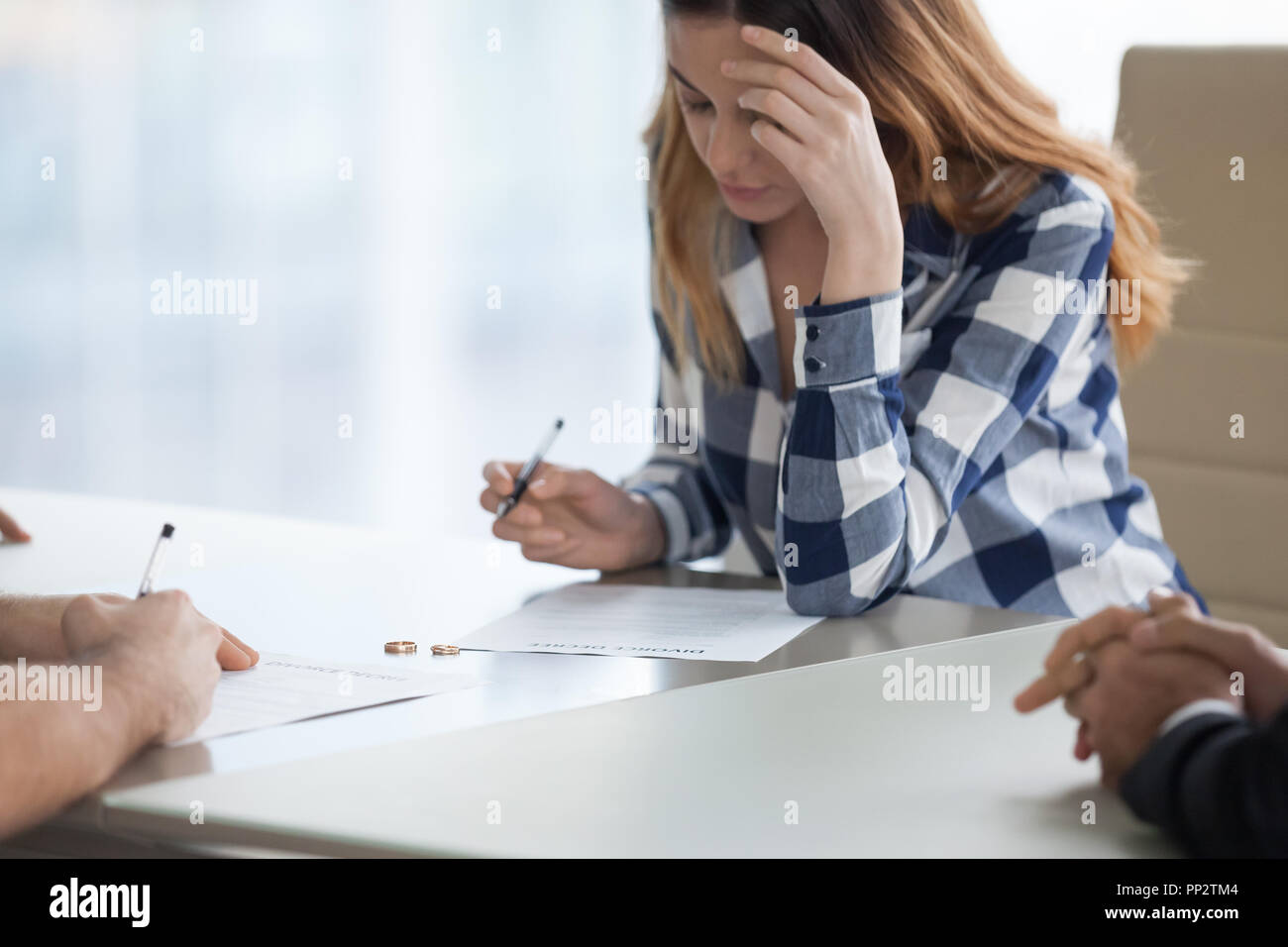 Ernsthafte Frau Unterzeichnung Scheidungsurteil in Rechtsanwalt Büro Stockfoto