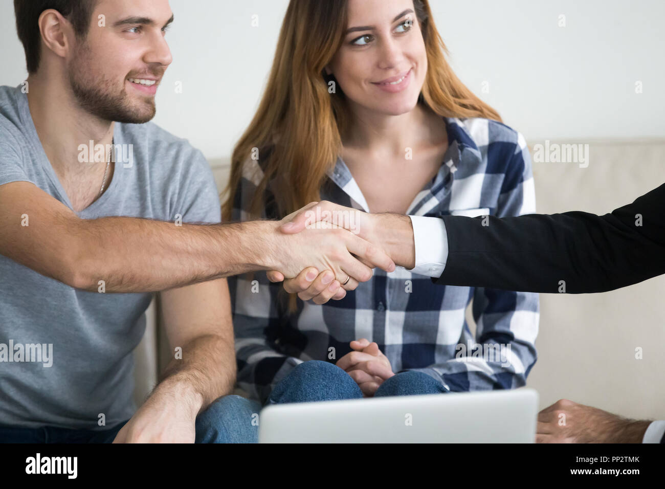 Tausendjährige Paar handshake Berater Überwindung Therapie sessio Stockfoto