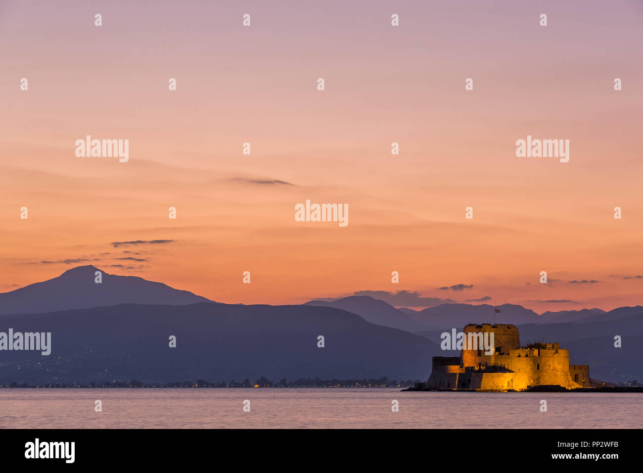 Am Abend Blick auf Festung Bourtzi mit Bergen im Hintergrund in Nafplio Stockfoto