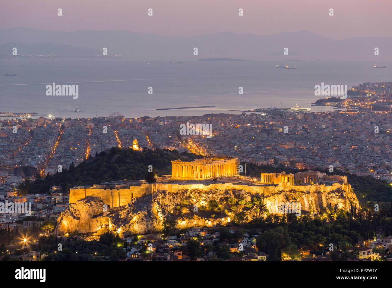 Am Abend Blick auf die Akropolis von Athen Stockfoto