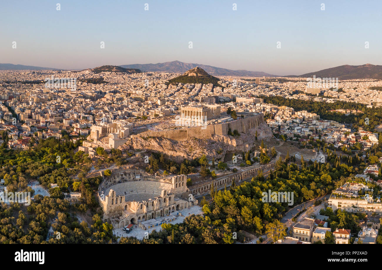 Luftaufnahme von Athen bei Sonnenuntergang mit Blick auf die Akropolis im Vordergrund. Stockfoto