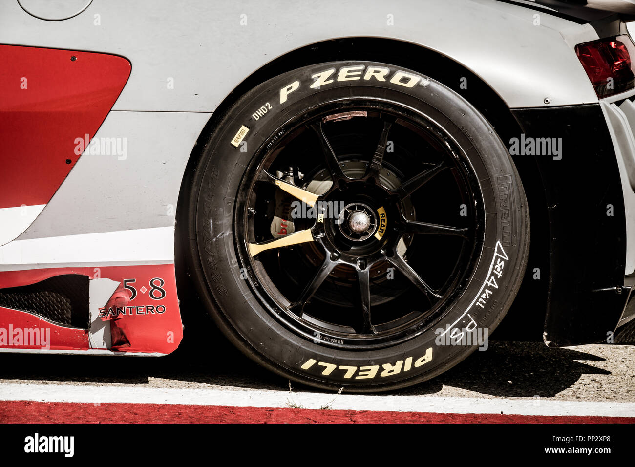 Vallelunga, Rom, Italien, 8. September 2018, ACI-racing Wochenende. Rad detail Seitenansicht Rennsport-Tourenwagen auf Asphalt Schleifring Stockfoto