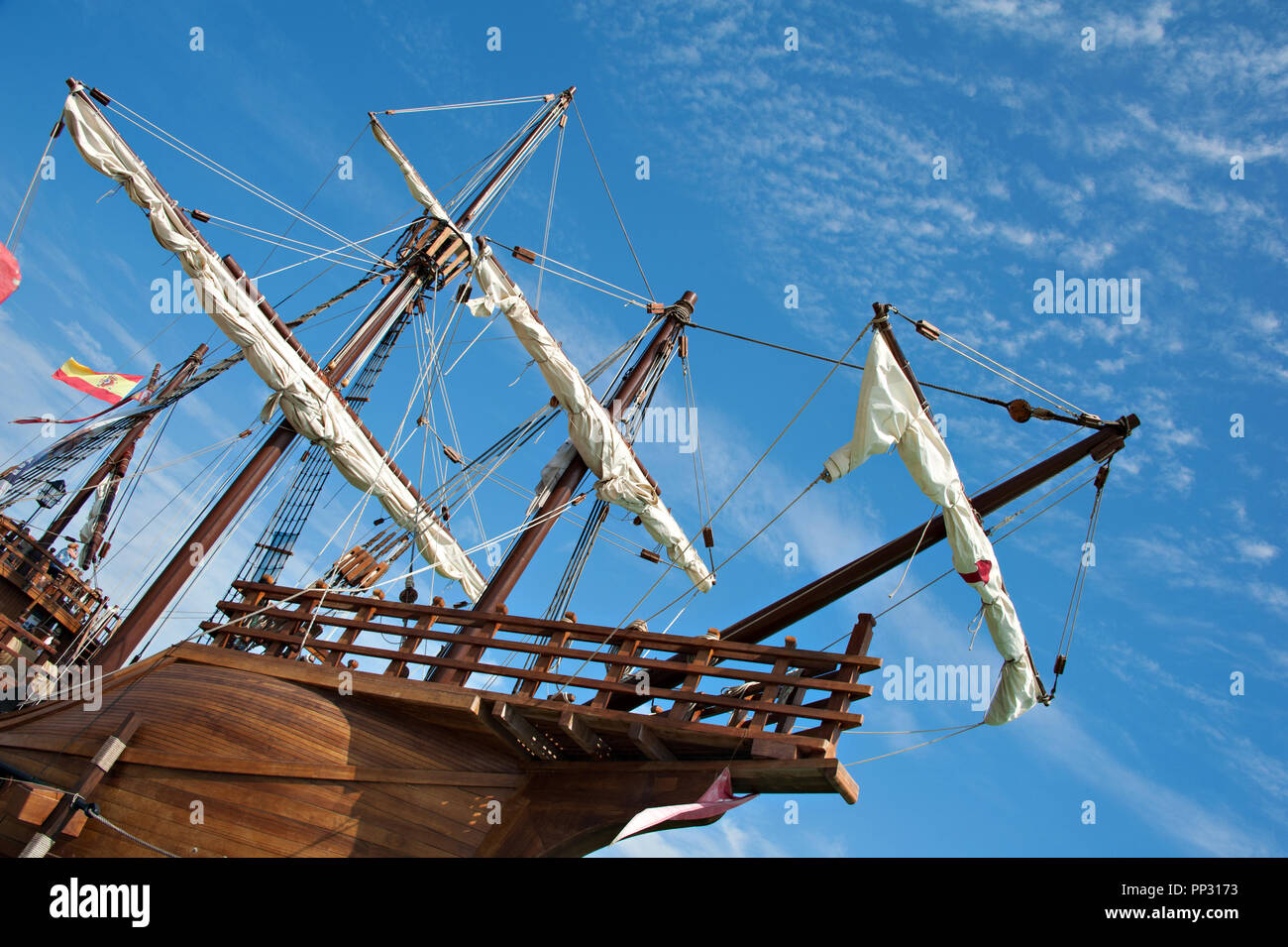 Des Schiffes Bug und Masten vor blauem Himmel. Die Santa Lucia replik Schiff in einen Hafen ist für die Öffentlichkeit zugänglich als Ausstellung für Touristen. Stockfoto