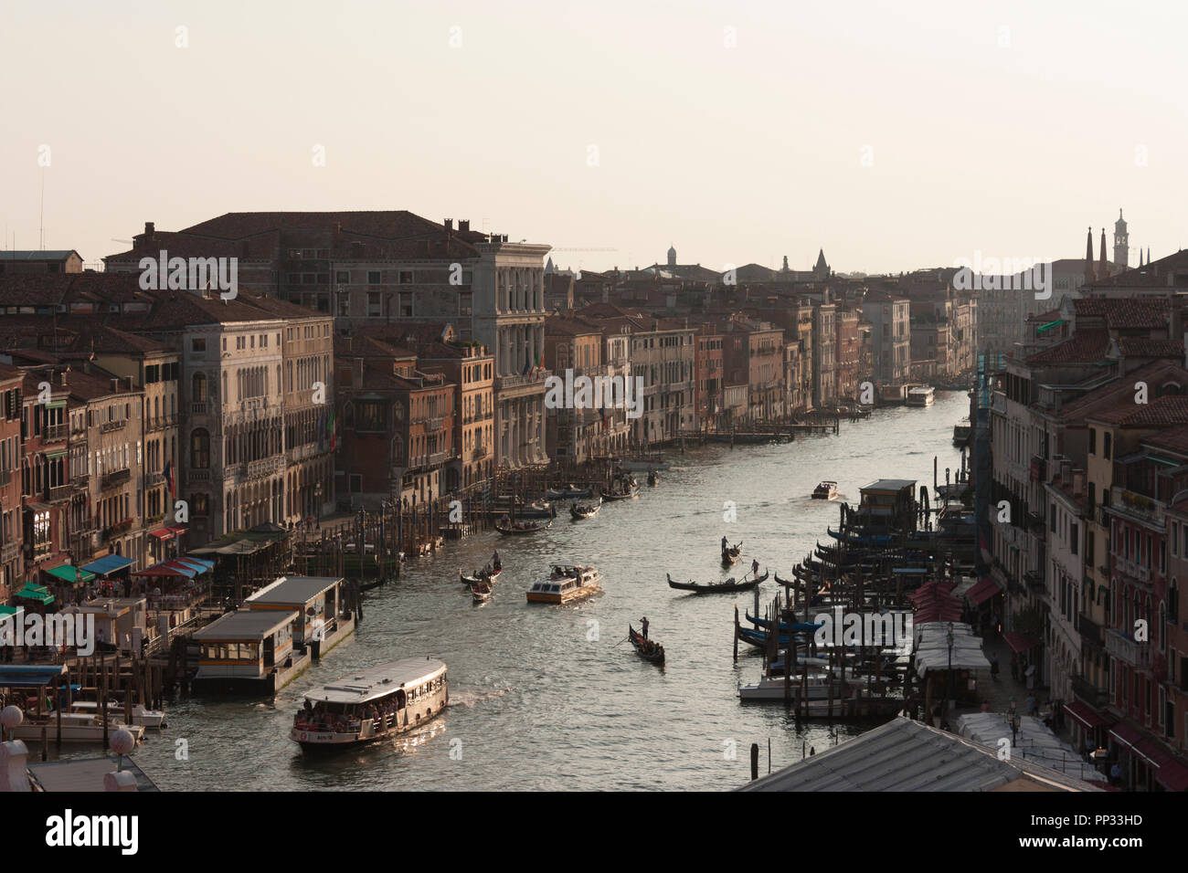 Blick auf den Canal Grande von der Terrasse des T Fondaco dei Tedeschi von DFS-Kaufhaus, Venedig, Italien Stockfoto