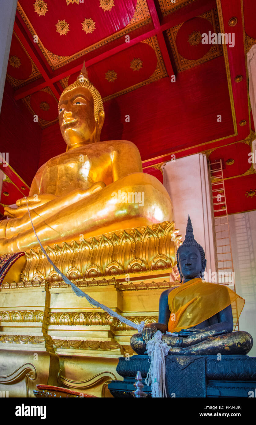 Big Buddha Statue Phra Wihan Mongkhon Bophit Tempel für Beten in Ayutthaya Thailand. Ist eine der größten Buddha Bild in Thailand Stockfoto