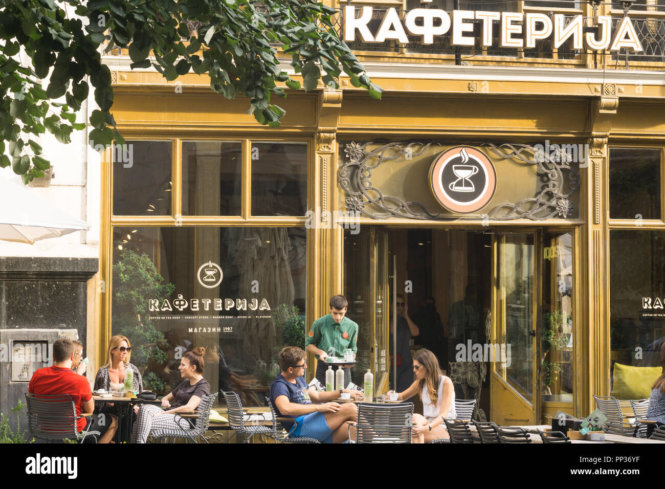 Menschen plaudern in der kafeteria - Cafe Kette in Belgrad, Serbien. Stockfoto