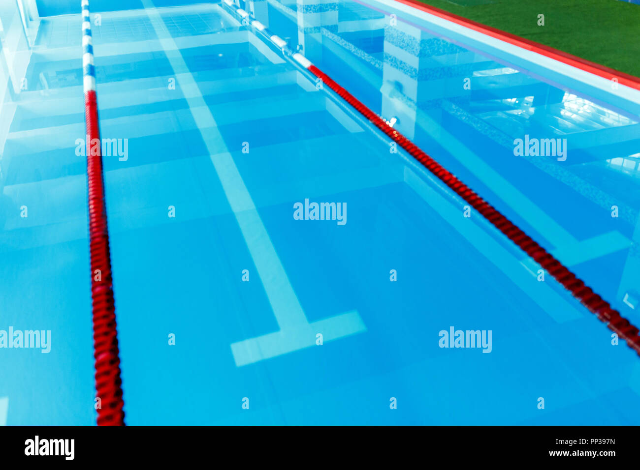 Bild von der Oberseite der Swimmingpool mit blauen und weißen, roten Teiler ohne Menschen Stockfoto