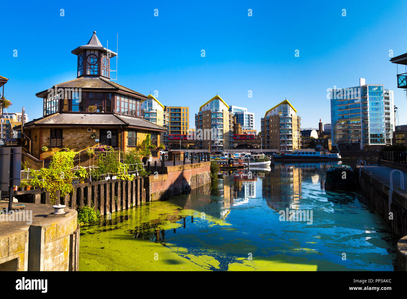 Blick auf den Limehouse Basin von der Sperre, Wohngebäuden durch den Limehouse Marina, London, UK Stockfoto