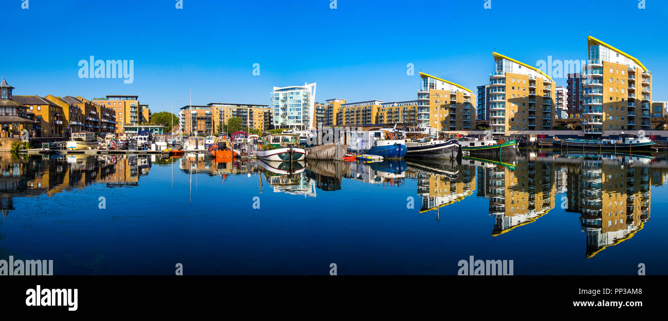 Panoramablick auf Limehouse Basin, Hausboote, Marina und Wohngebäuden, London, UK Stockfoto
