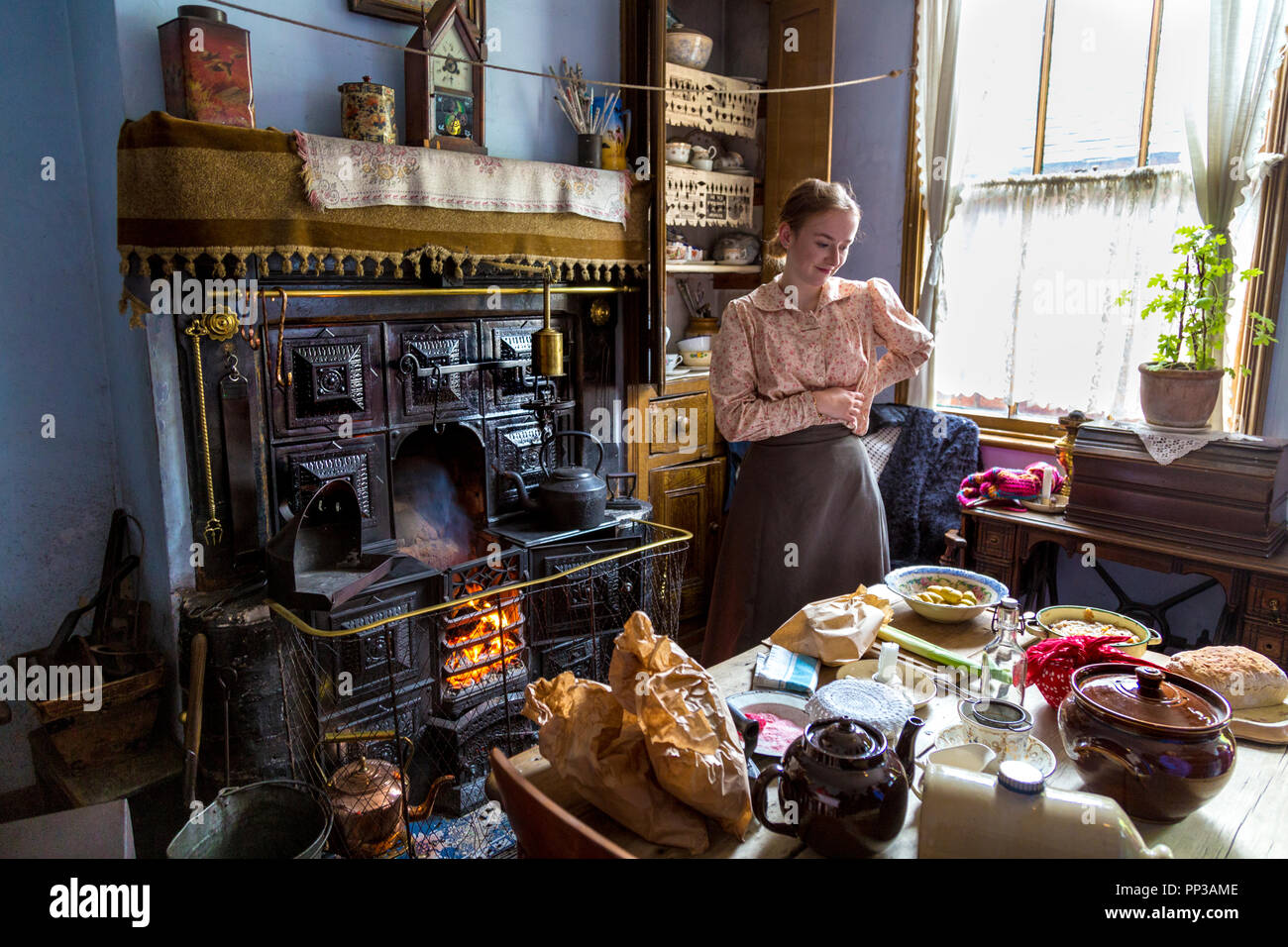 Eine typische späten viktorianischen Arbeiter Haus mit einem Guss Herd Küche, Haus des Chainmaker, Black Country Living Museum, Dudley, Großbritannien Stockfoto