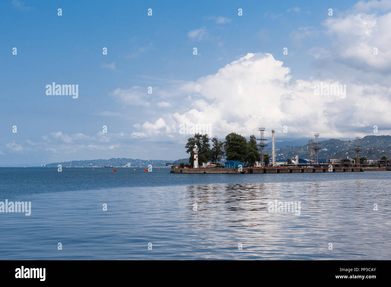 Panoramablick auf den Hafen von Batumi mit Leuchtturm, Georgien Stockfoto