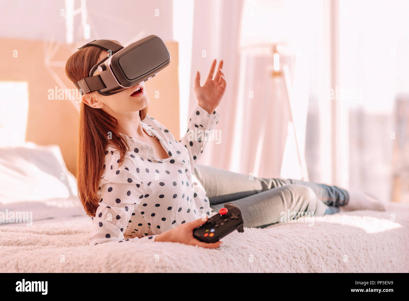 Enttäuscht Frau verliert in populäre Videospiel Stockfoto