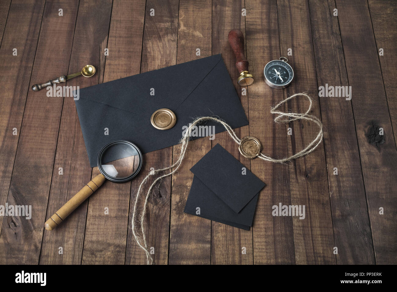 Satz von Schwarz Schreibwaren Elemente auf vintage Holz Tisch Hintergrund. Foto von Leere und Schreibwaren. Responsive Design mockup. Stockfoto