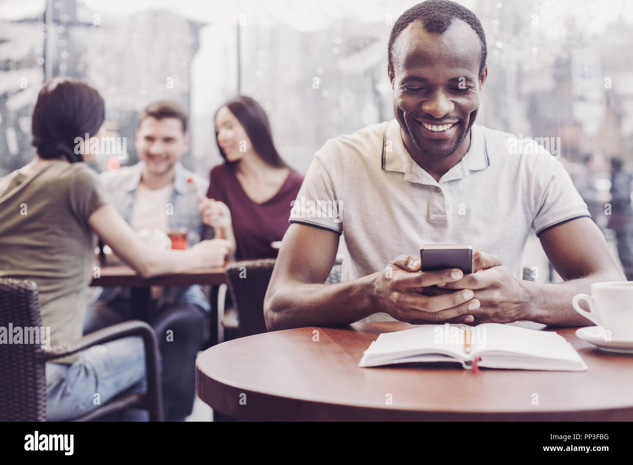 Positiv begeistert internationale Freelancer in Cafe Stockfoto