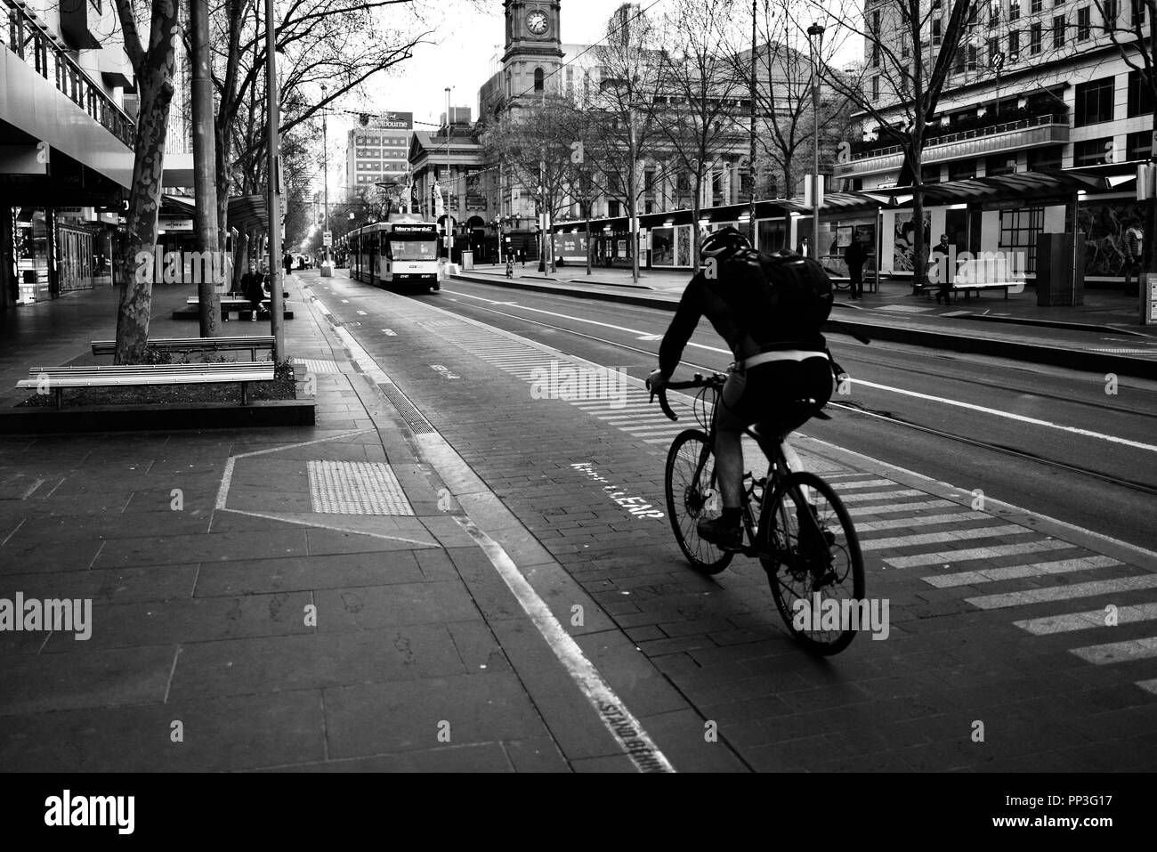 Radfahrer reiten auf einem Radweg auf einer Straße, Melbourne, VIC, Australien Stockfoto