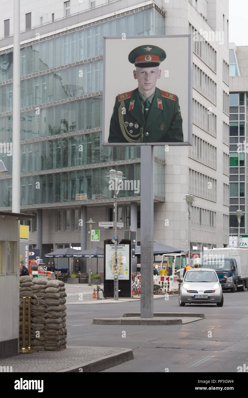 Allied checkpoint berühmten Checkpoint Charlie, Portrait eines Roten Armee Soldat Stockfoto