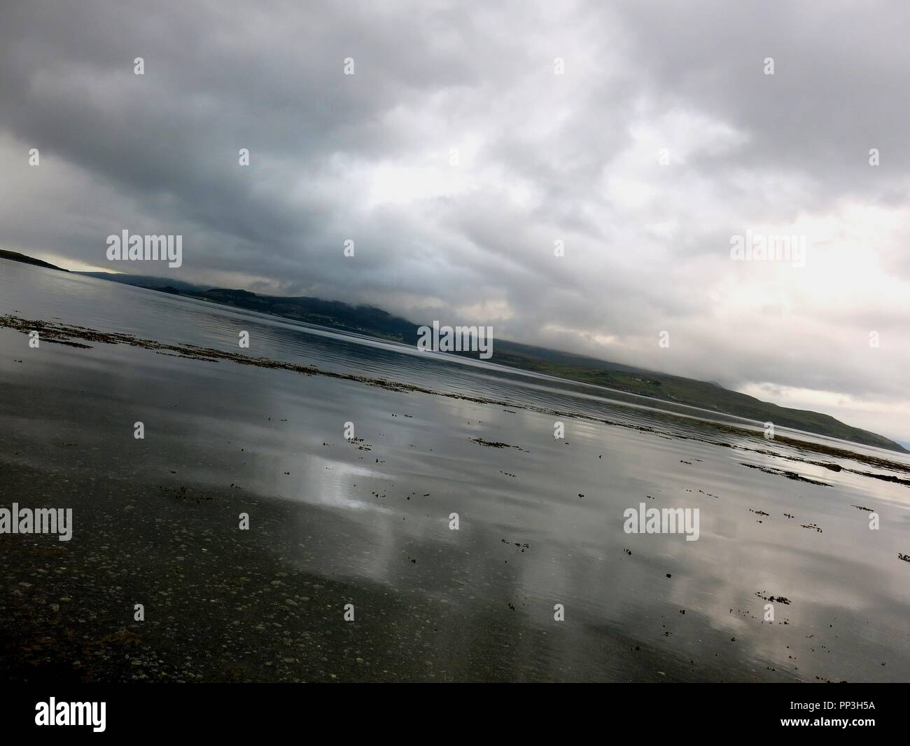 Bewölkter Himmel im Wasser spiegelt, Ebbe, Isle of Skye, Schottland. Stockfoto