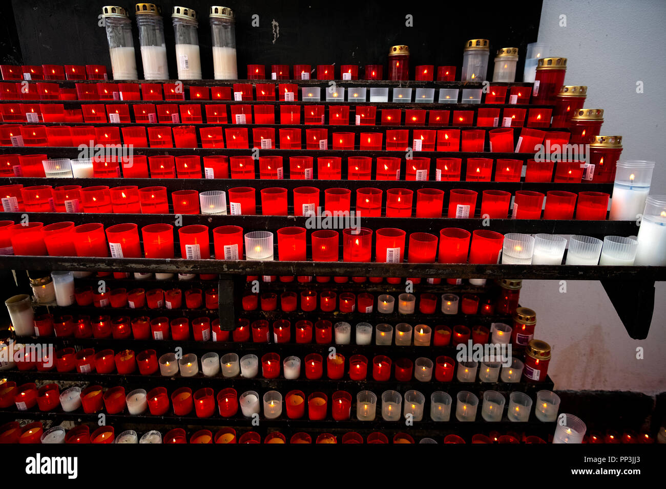 Hunderte von roten und weißen Kerzen des Lobes steigen Sie auf Schutzhütten. Stockfoto