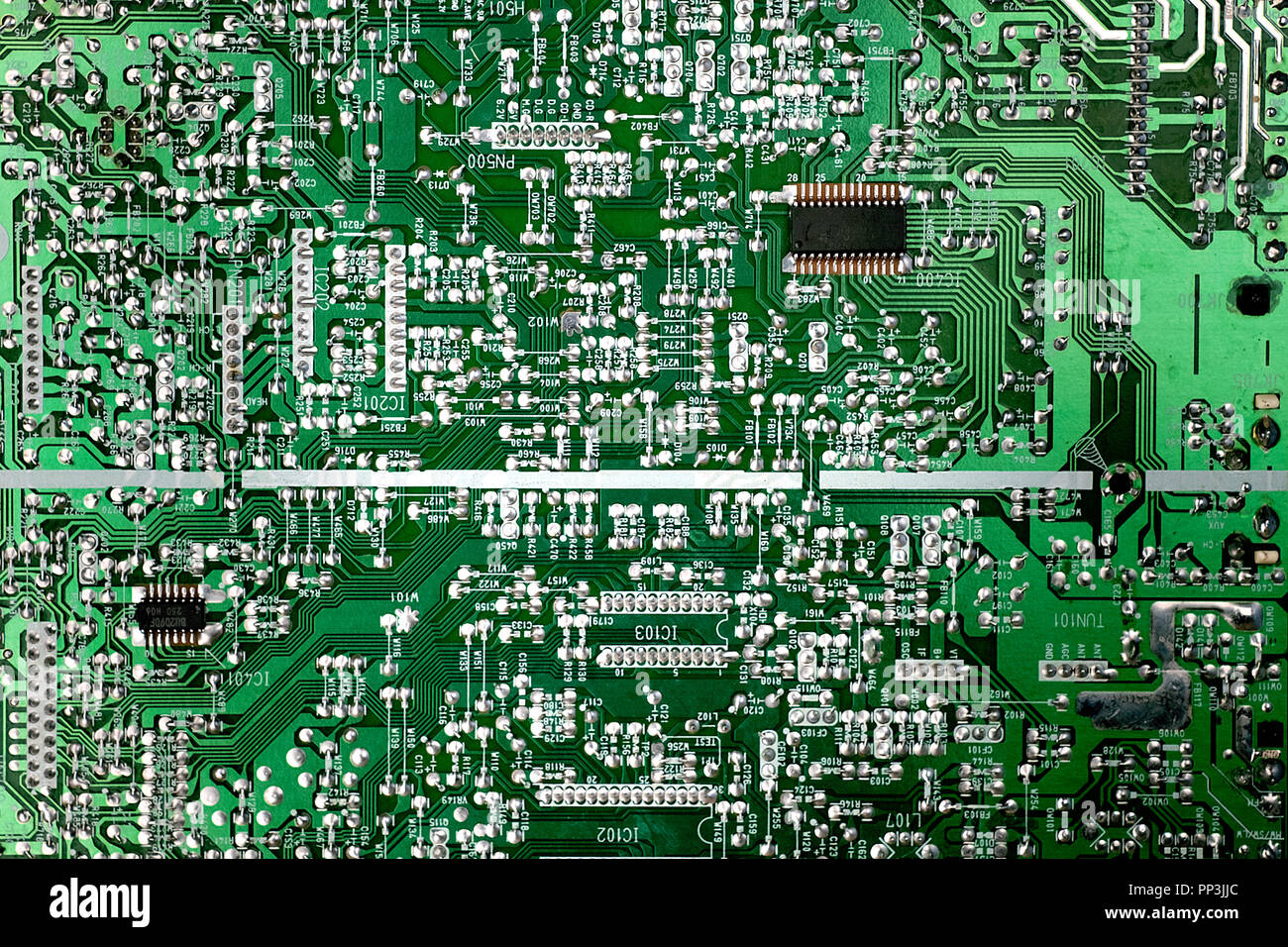 Leiterplatte mit Chips Transistoren und Verarbeiter von einer alten CD-Player in den 1990ern Stockfoto