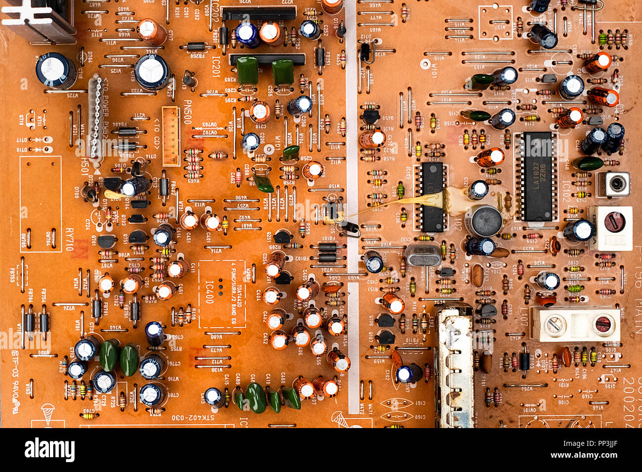 Leiterplatte mit Chips Transistoren und Verarbeiter von einer alten CD-Player in den 1990ern Stockfoto