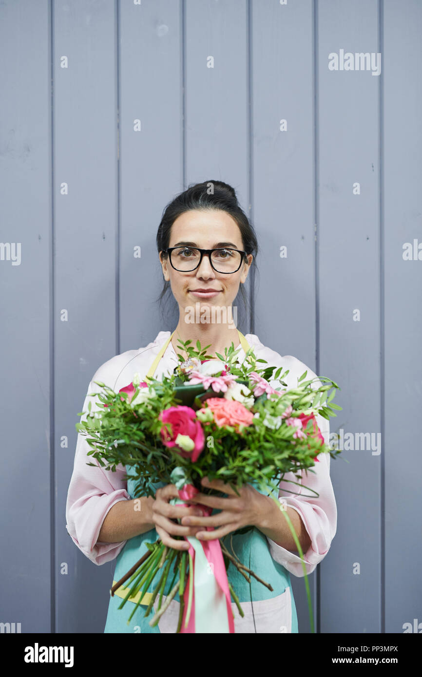 Florist posiert von Wand Stockfoto