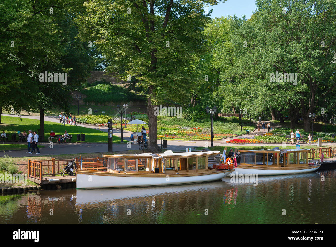Riga Park, Blick an einem Sommernachmittag von Sportbooten in Bastion Hill Park (Bastejkalns) in der Stadt Kanal im Zentrum von Riga, Lettland. Stockfoto
