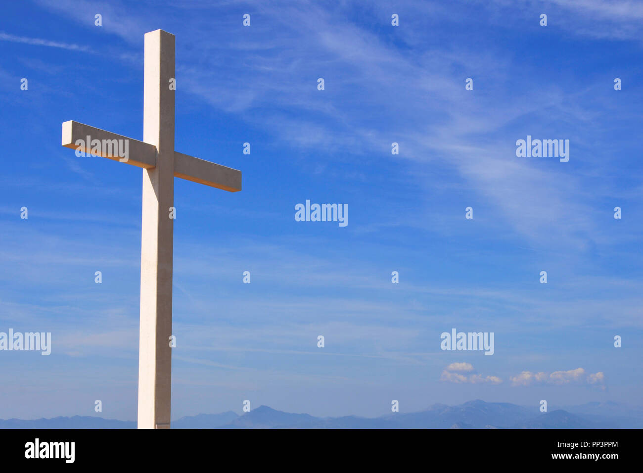 Religion hölzernes Kreuz gegen den blauen Himmel Stockfoto