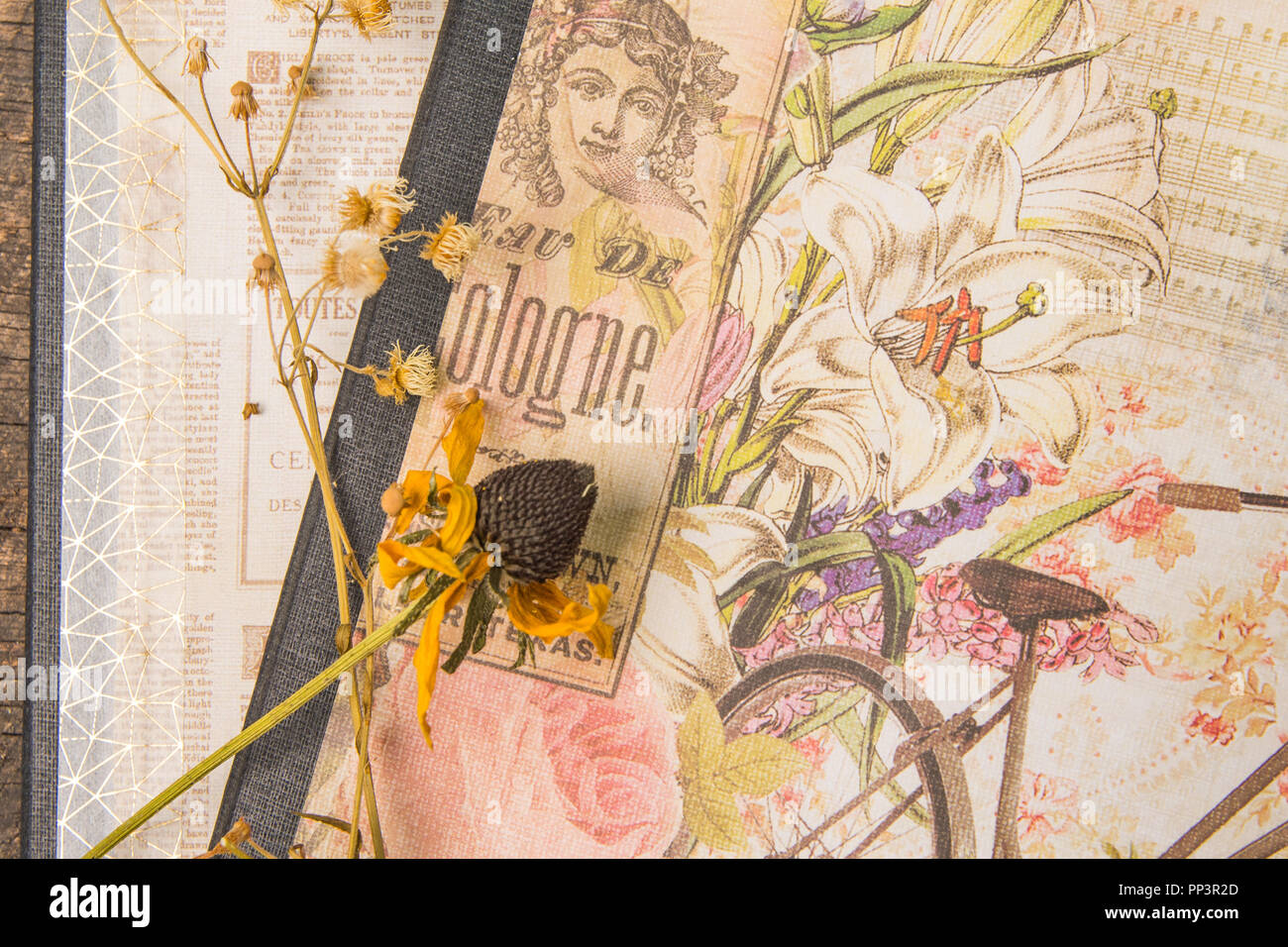 Shabby Chic style Notebook mit getrockneten Blumen Stockfoto