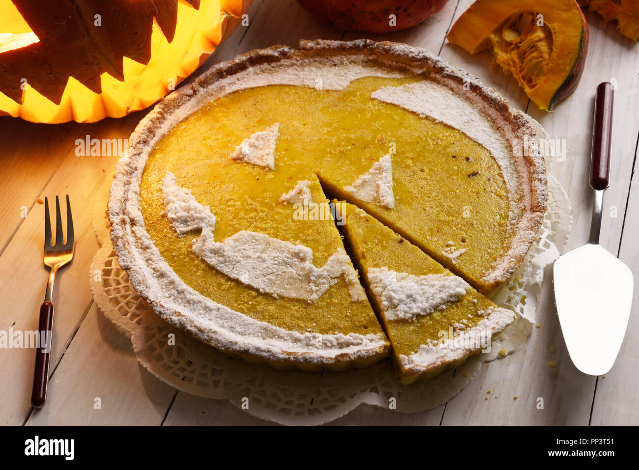 Kürbis Kuchen, für die Feier der Halloween gekocht und mit Zucker Pulver eingerichtet. Essen Fotografie Stockfoto