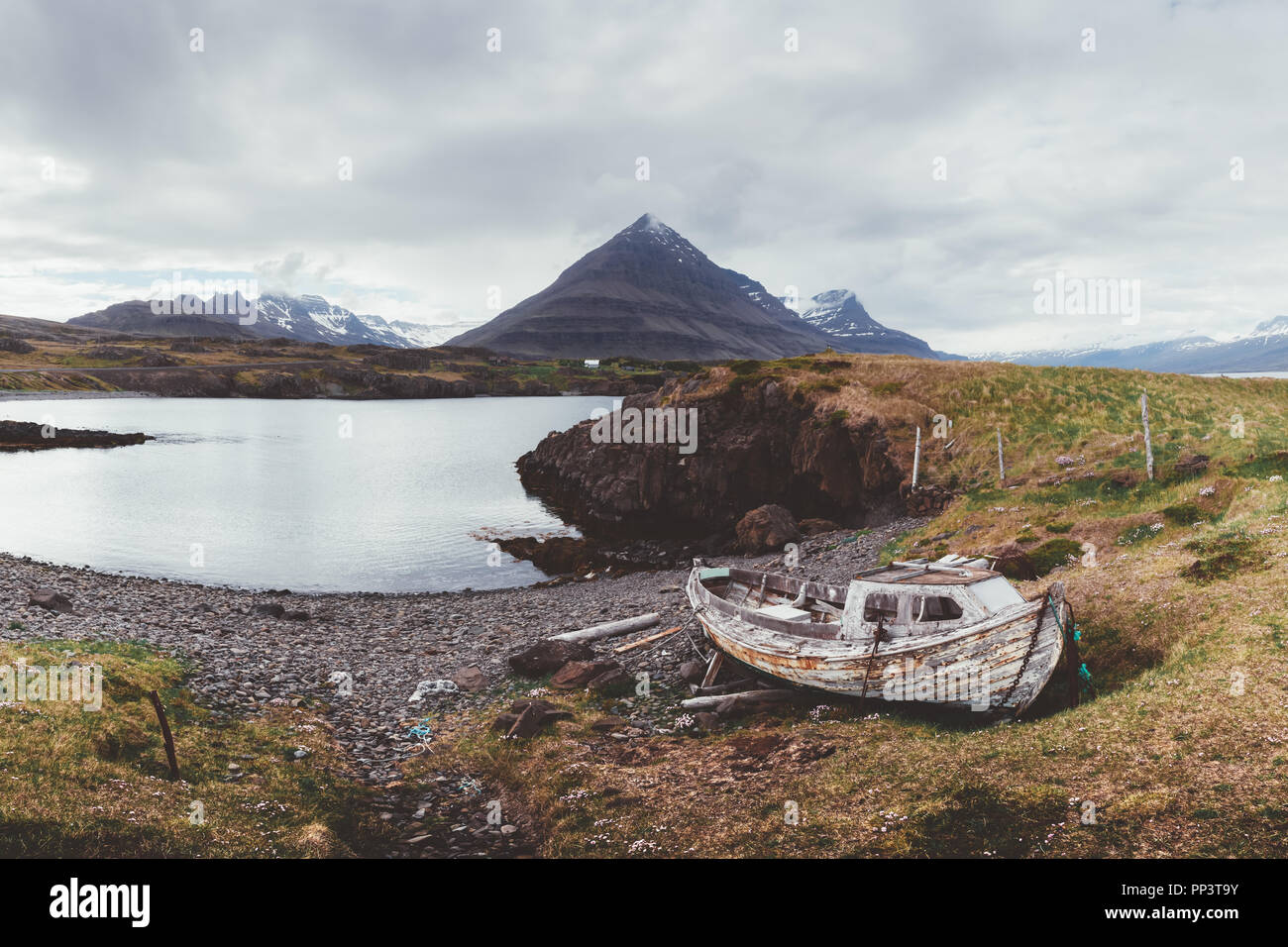 Typische Island Landschaft mit Fjorden, Bergen und alten Schiff Stockfoto