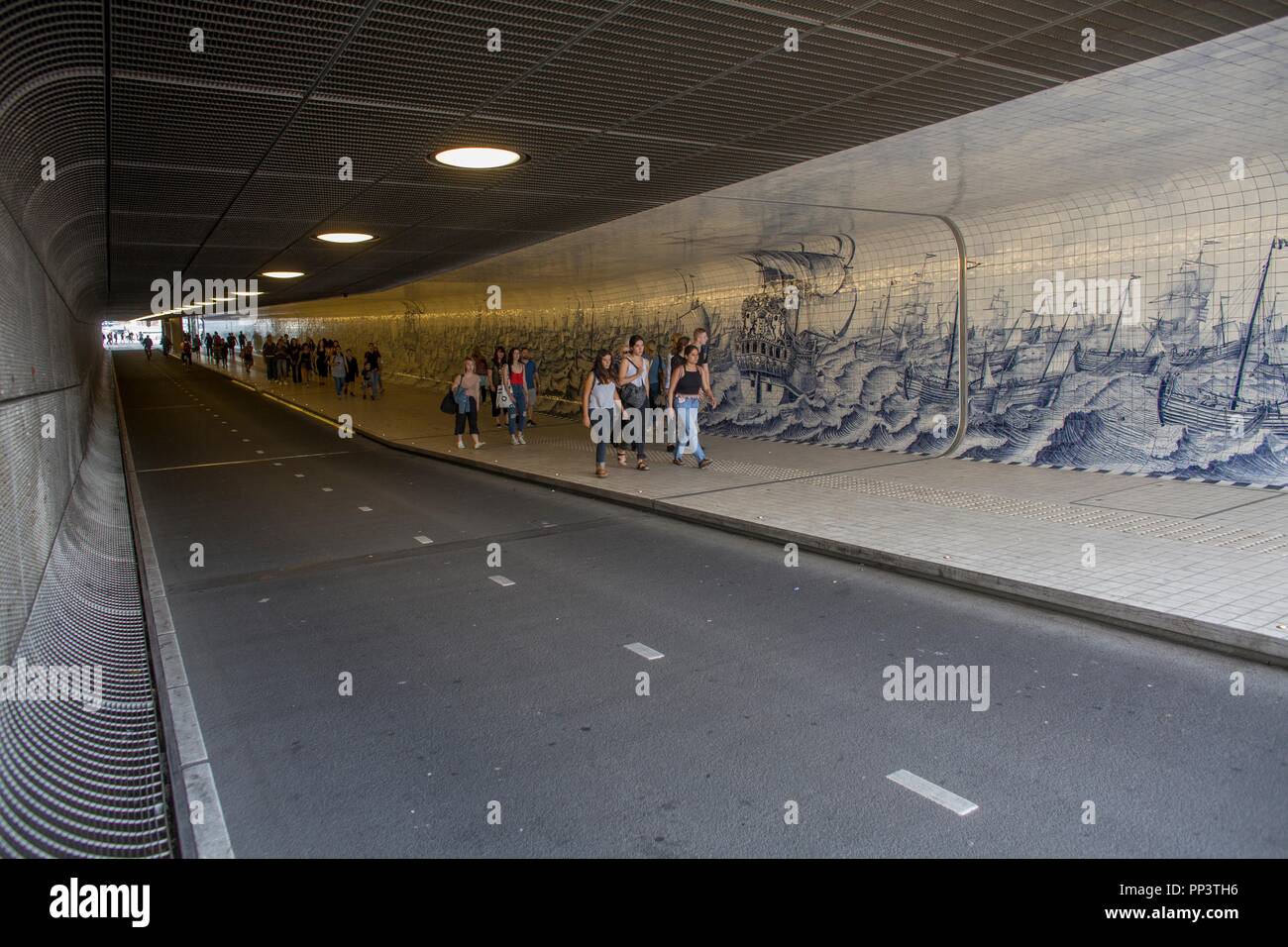 Diese Fliese Mauer von 80.000 Kacheln ist ein Design von Irma Boom. Dies ist auf die Arbeit von Cornelis Bouwmeester, die ähnliche Werke von Fliesen im 17. Jahrhundert beruhen. Ein weiterer Verweis auf die Vergangenheit ist der Name des Tunnels. Die Cuyperspassage ist natürlich von dem Architekten der Station Gebäude abgeleitet: Pierre Cuypers. Stockfoto