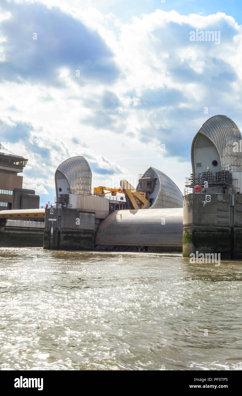 Thames Barrier von der Themse gesehen, bietet Hochwasserschutz nach London und der Vorstädte. Stockfoto