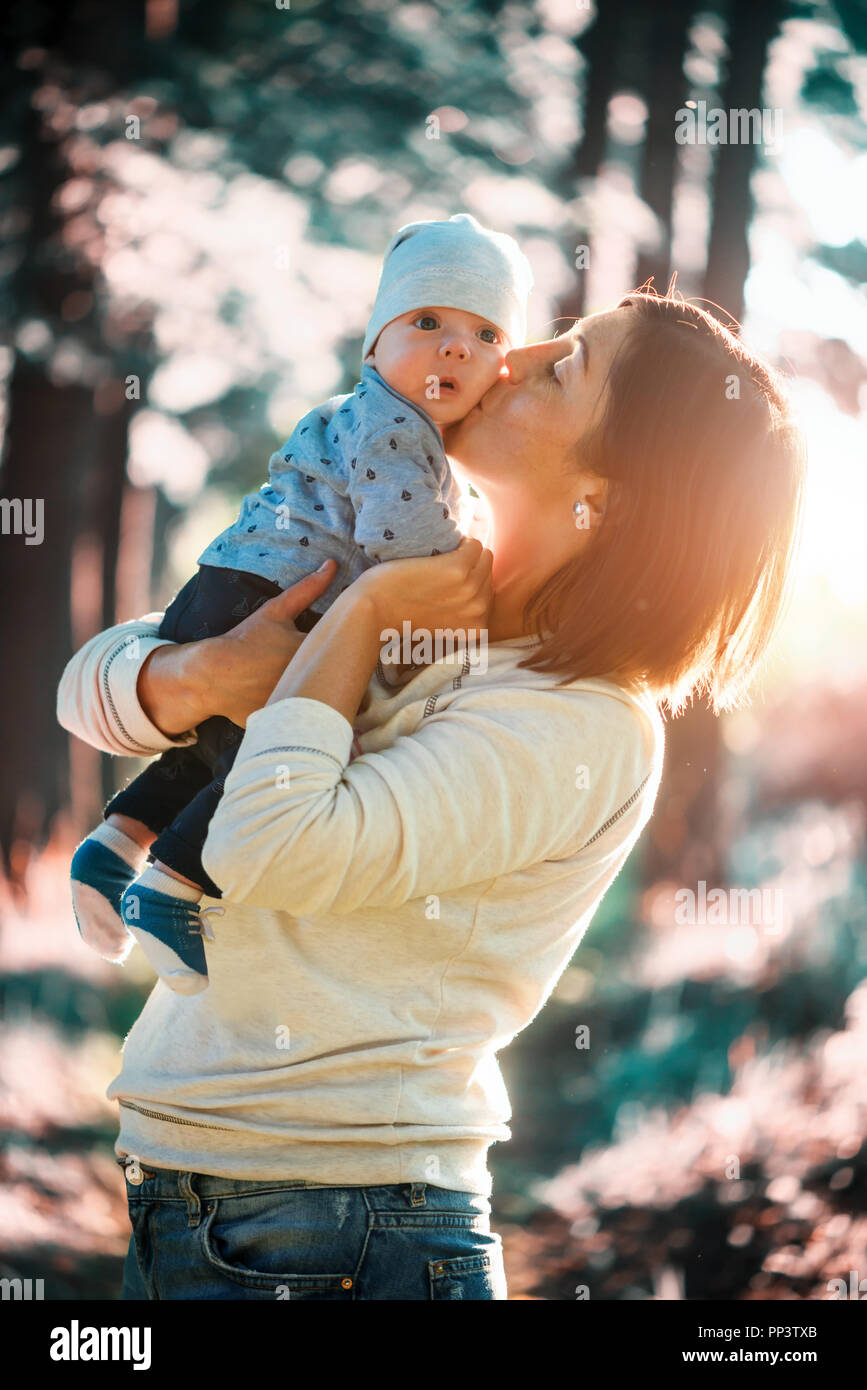 Baby auf Mutter hand auf Park. Mutterschaft und Kindheit Konzept Stockfoto