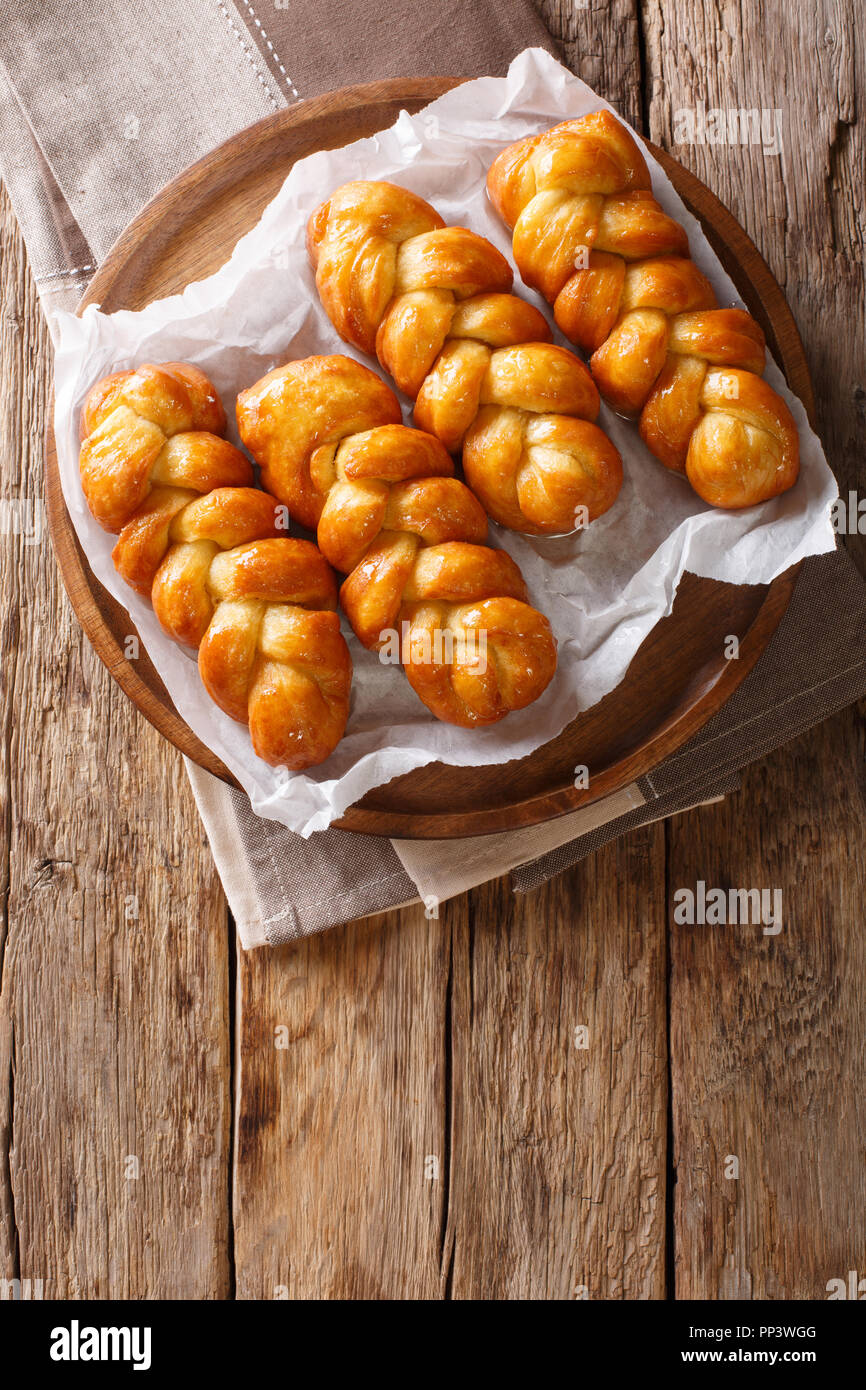 Traditionelle südafrikanische Koeksisters Donut klebrig süß, klebrig, knackig und durchnässt in Sirup, geschnürt mit Zimt, Zitrone und Ingwer. Verti Stockfoto