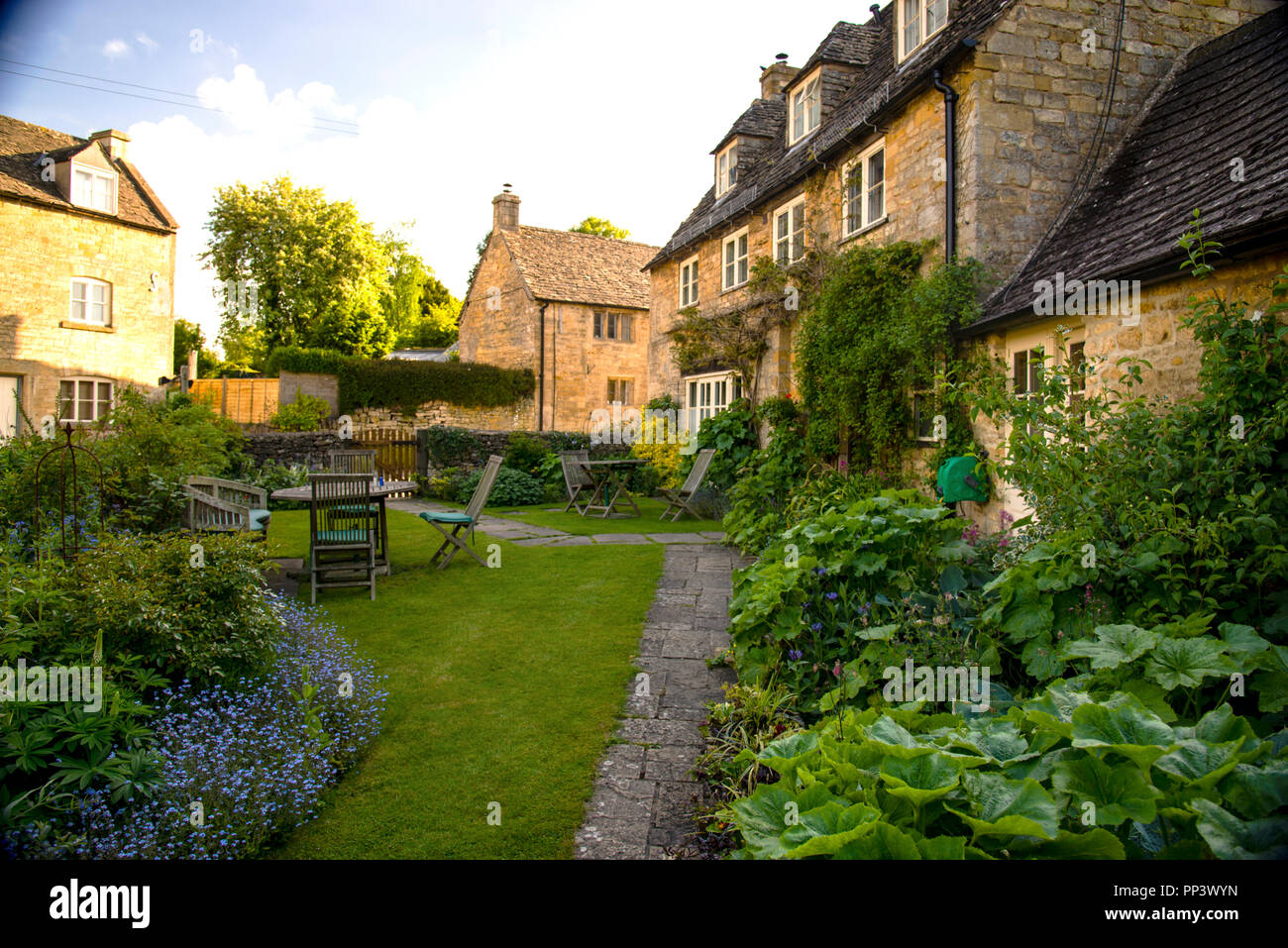 Gartengang im kleinen Cotswold-Dorf Guiting Power, England. Stockfoto